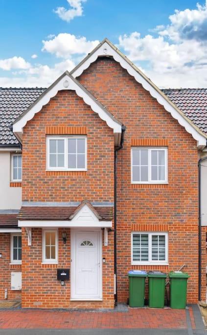 Thamesmead  Stylish 3 Bedroom And Free Parking מראה חיצוני תמונה