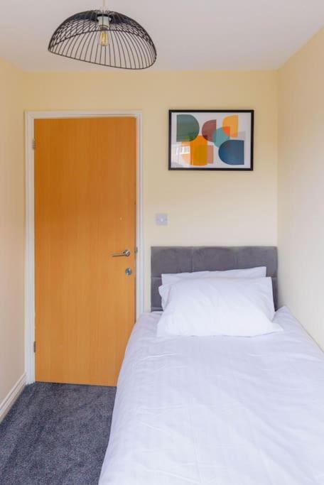 Thamesmead  Stylish 3 Bedroom And Free Parking מראה חיצוני תמונה