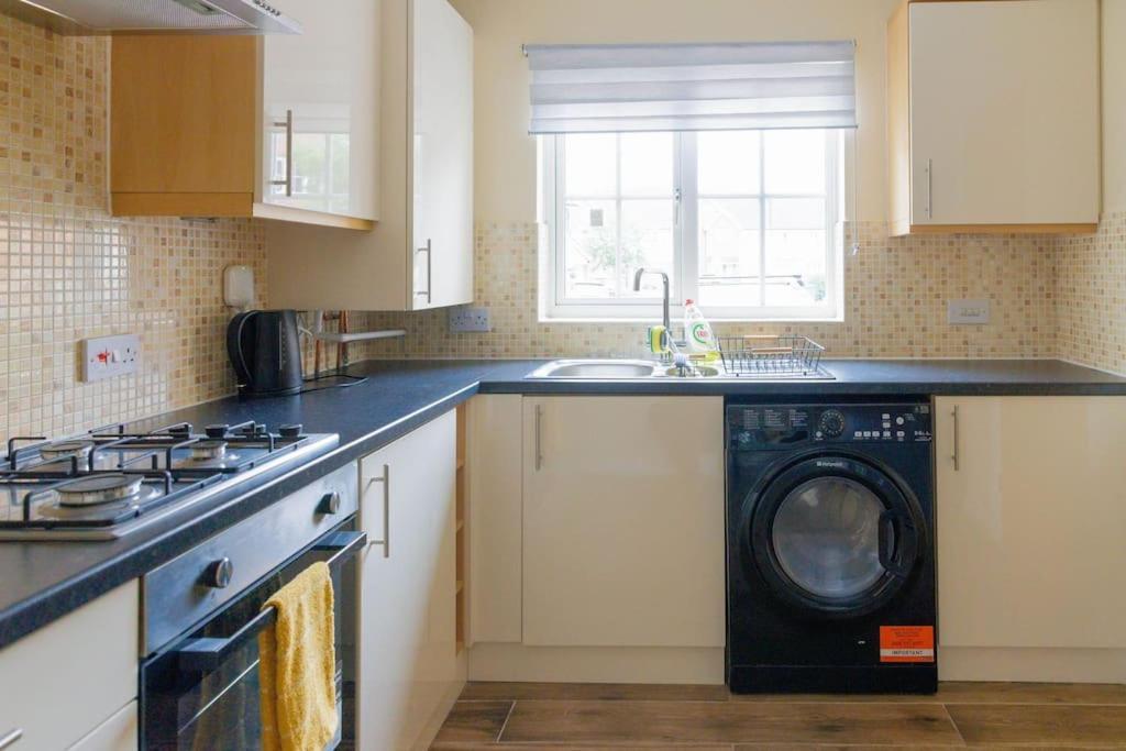 Thamesmead  Stylish 3 Bedroom And Free Parking מראה חיצוני תמונה